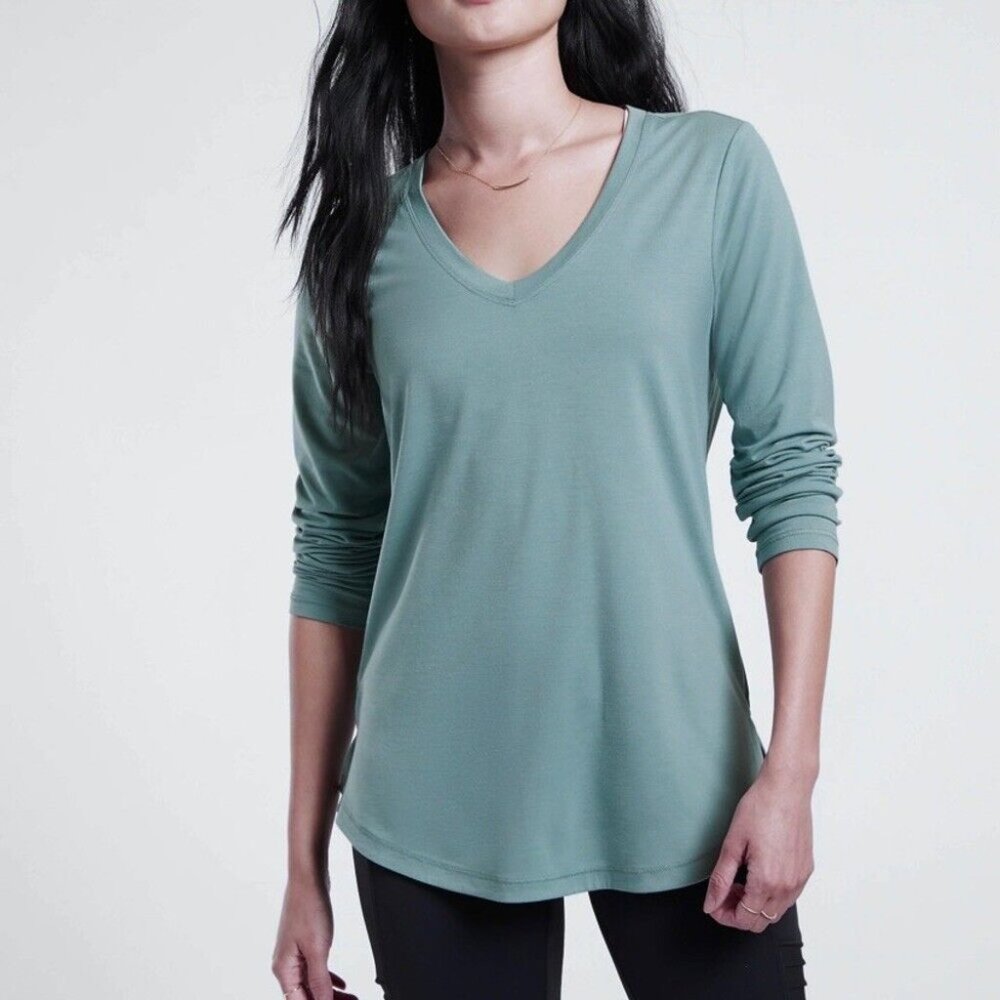 NWOT Athleta Essential V-neck top XS